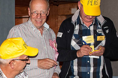 klik voor een vergroting + bladeren door foto's wedden aan tafel