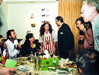 klik voor een vergroting + bladeren door foto's wedden aan tafel