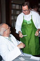 klik voor een vergroting + bladeren door foto's wedden aan tafel
