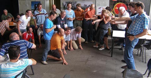 klik voor een vergroting + bladeren door foto's wedden aan tafel