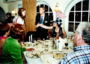 klik voor een vergroting + bladeren door foto's wedden aan tafel